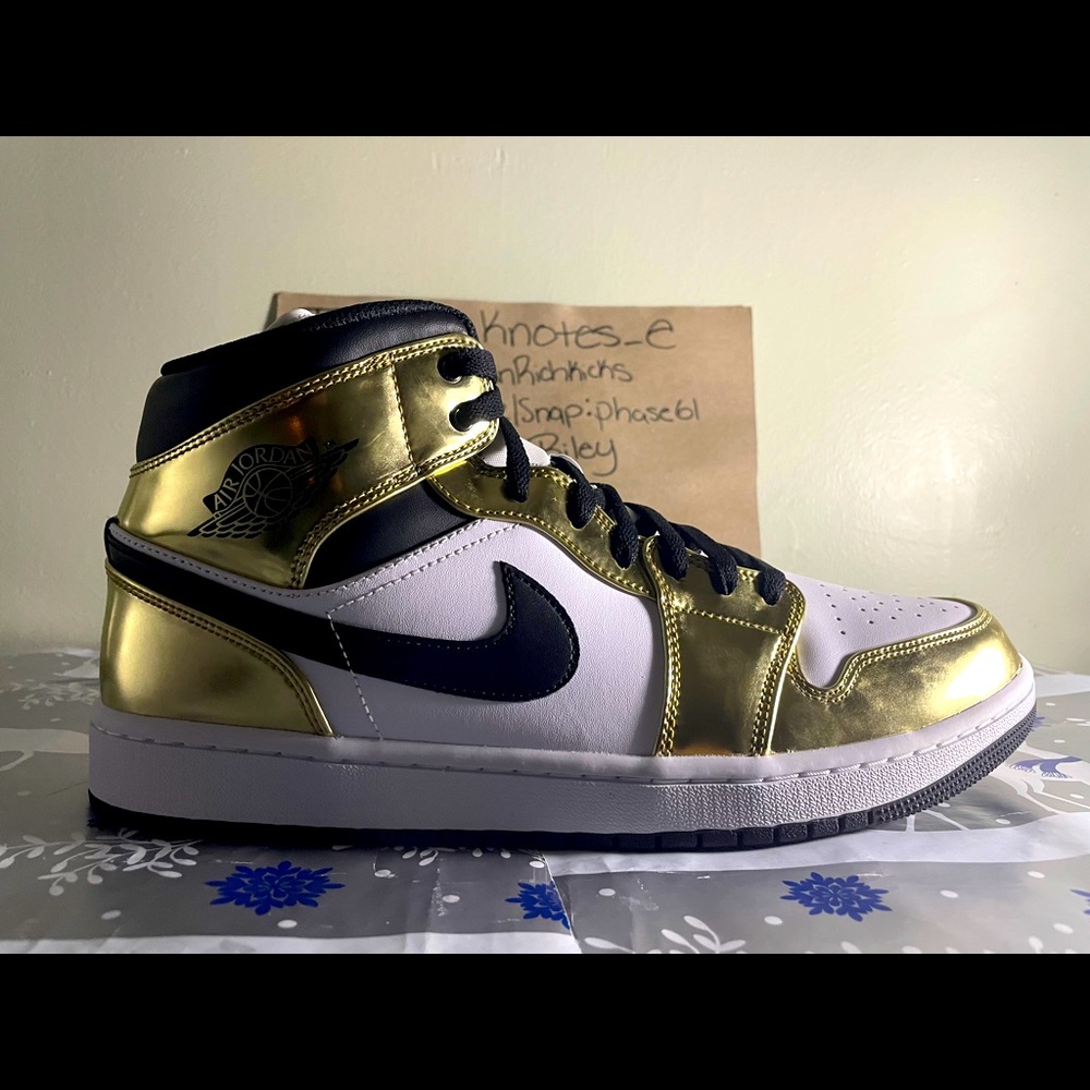 Deadstock Air Jordan 1 Mid “MetallicGold”